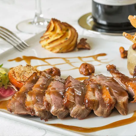 Du Cheval Blanc Hotel 3*